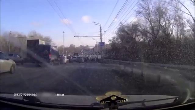 Мститель Не пустили в правый ряд? Правильно! Надо заде?