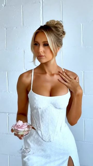 eilBUnswOVg - This girl looks stunning in these outfits #shorts
