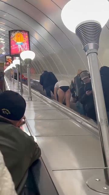 В Питере Парень Решил Переодеться Прямо На Эскалаторе В Метро, Никого Не Стесняясь.