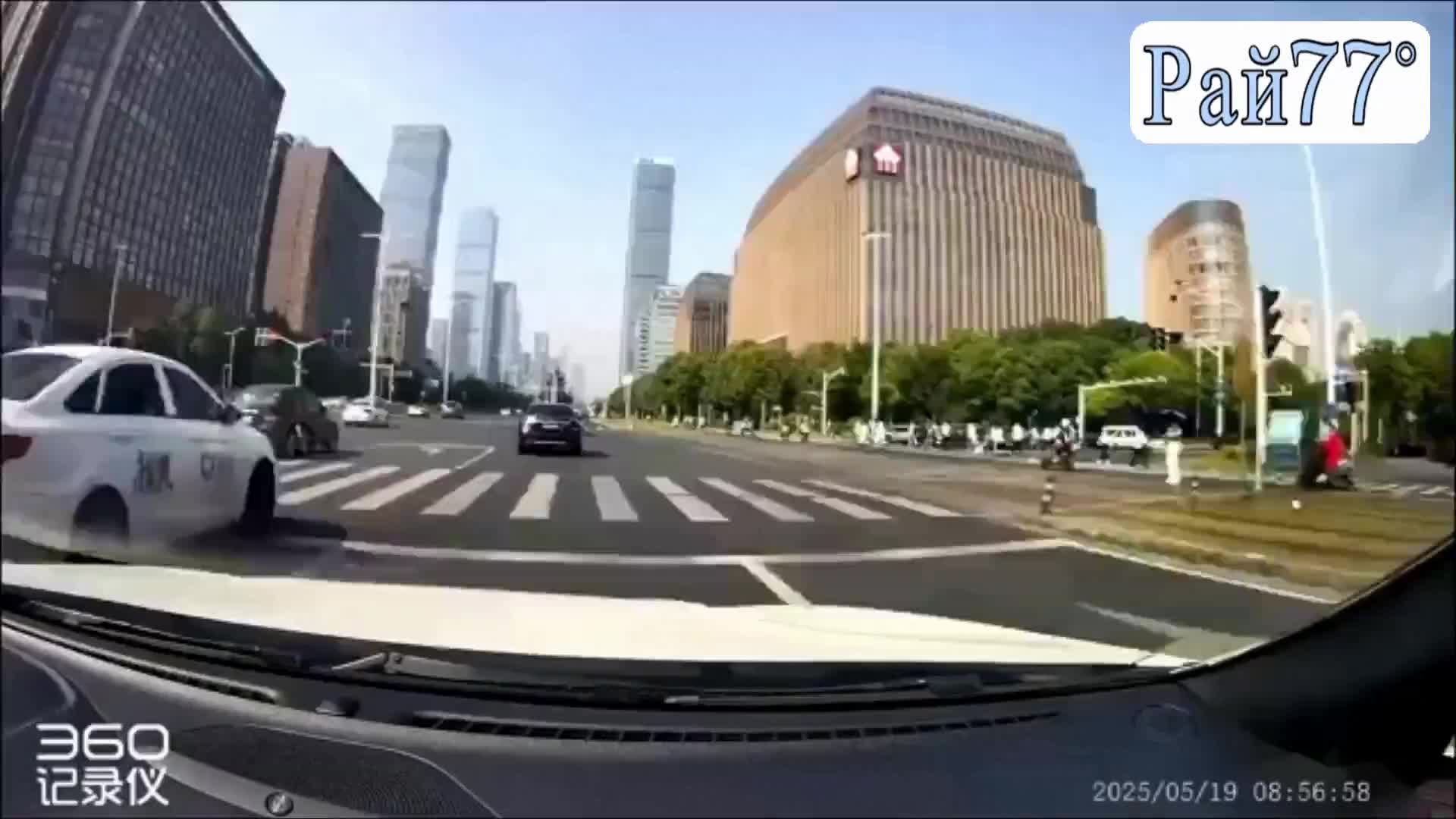 Автомобиль неожиданно оказался на крыше по вине водителя внедорожника