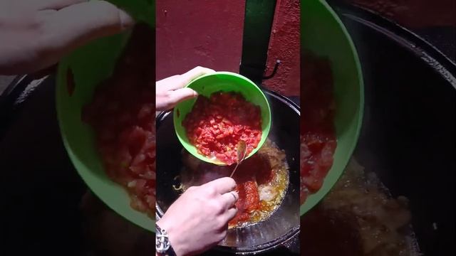 чохохбили в казане на костре