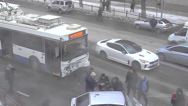 Волгоград. Легковушка лоб в лоб влетает в троллейбус