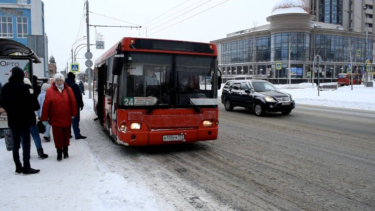Автобус ПАЗ-3237-01 (В 155 РК 777) с приветливым водителем.