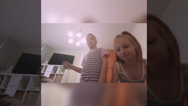видос как мы с моей новой подругой снимаем ролик где мы дегустируем разные вкусняшки и жвачки