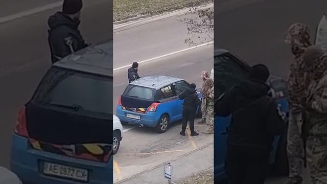 ТЦК и Полиция пытаются поджешь  авто с людьми.  Киевская обл.