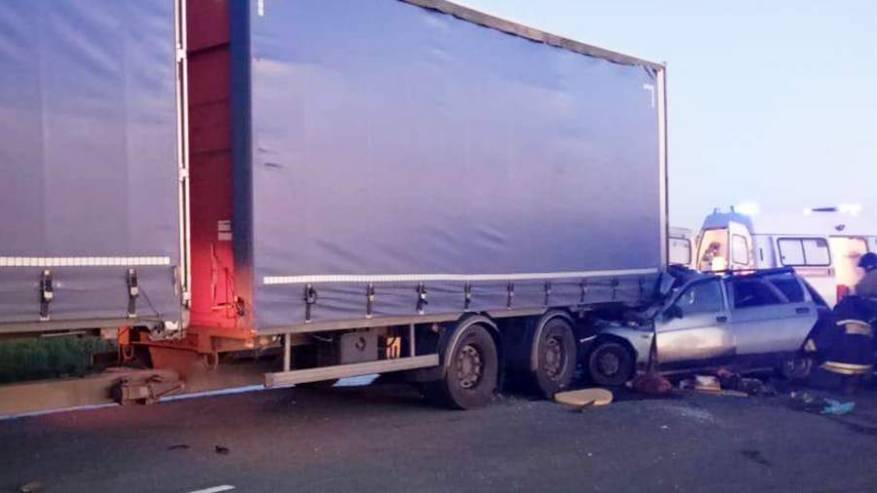 Трое мужчин погибли в ДТП с грузовым автомобилем в Оренбургской области