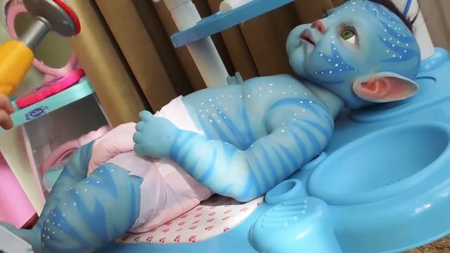 Диана и Рома Рома играет с необычной куклой-младенцем Рома притворяется, что играет с необычной кукл