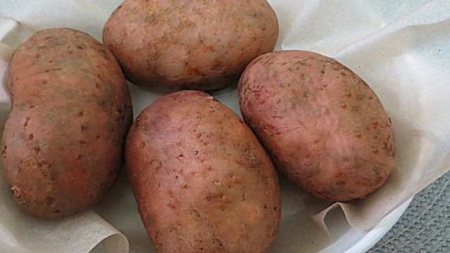Печёный картофель в микроволновке с икрой