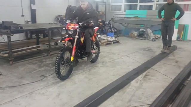 Sycmcc 300cc китайский эндуро мотоцикл. Неправильная натяж?