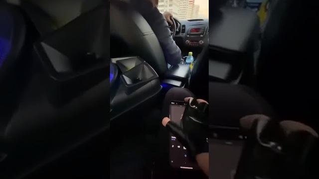 Калоначка в салоне такси