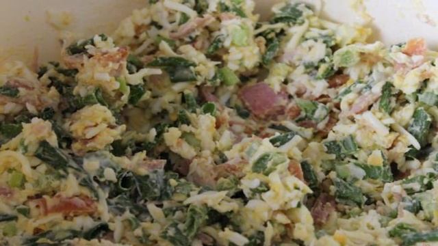Жареные пирожки с яйцом, зеленым луком и копченой курицей