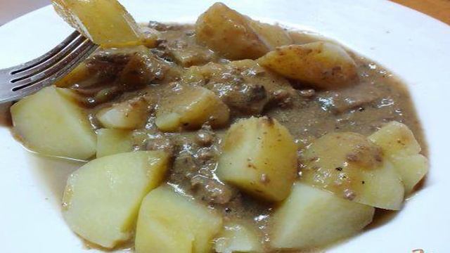 Картофель под печеночным соусом