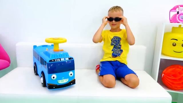 Влад и Никита Влад и Никита играют с маленьким автобусом Тайо