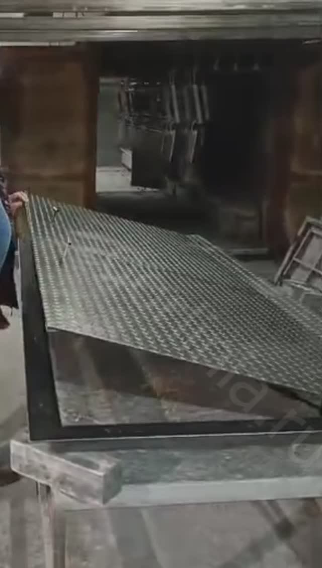 Люк напольный 3,5х1м с рифленой дверью на петлях c амортизаторами и замком Горлиния