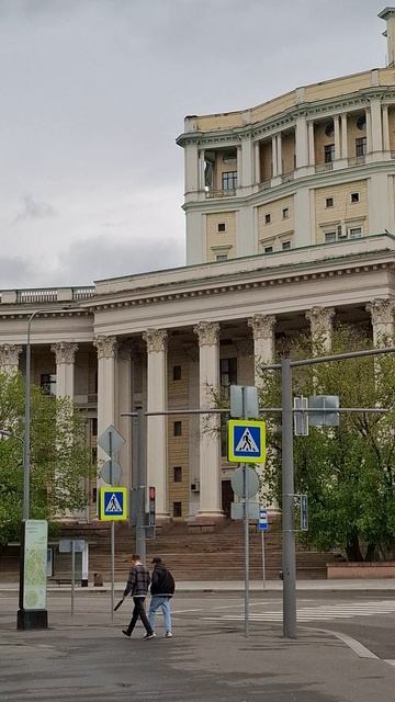Огромное здание Министерства обороны со своим собственным кинотеатром🥰