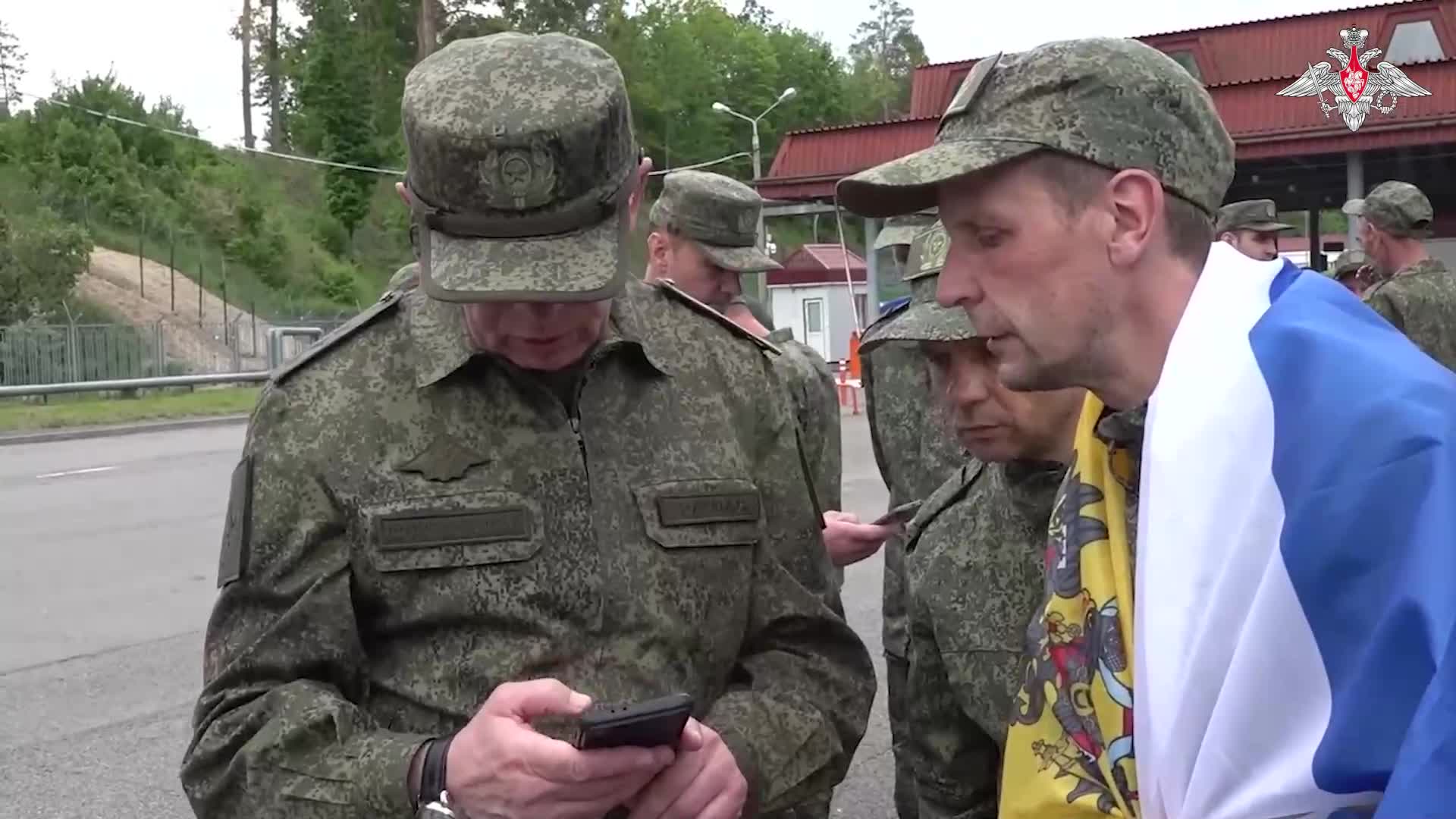 – Алло. Нас поменяли, все нормально. Не переживай.