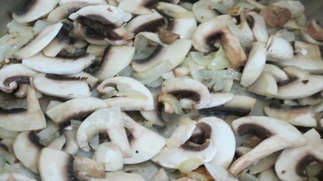 Куриные желудки с грибами в томатно-сметанном соусе