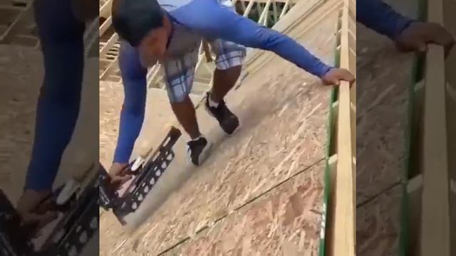 И вот не стремно же ему так скакать по крыше?