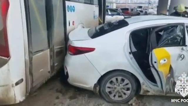 Жёсткий замес на дороге в Уфе. Столкнулись автобус, та?