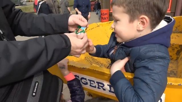 Мистер Макс • Mister Max - Макс в 6 лет водит экскаватор   Летаем в ковше в Diggerland Англия