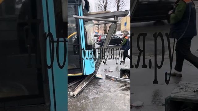 «Прошило насквозь»: Автобус влетел в остановку в Пете?