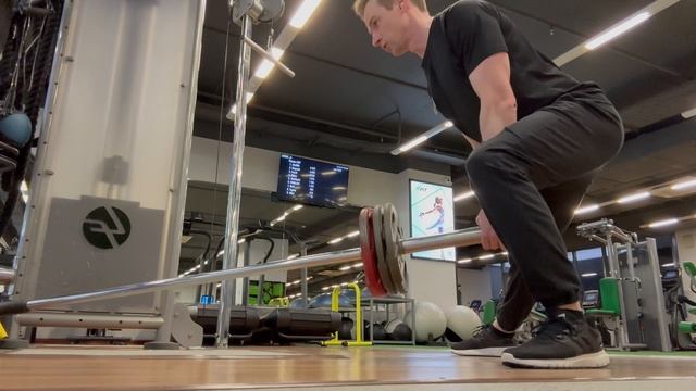 Боковой выпад лэндмайн с грифом внизу (Landmine Side-to-side lateral squat)