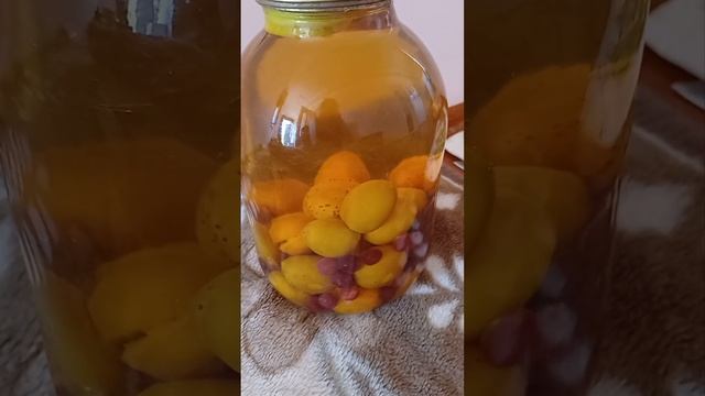 Компот из абрикосов и вишни !
