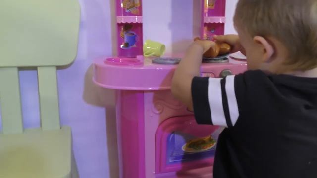 Рома и Диана ★ КУХНЯ Готовим Гамбургер Хот-Дог и Картошку Фри Играем Toy Kitchen hamburger hot dog f