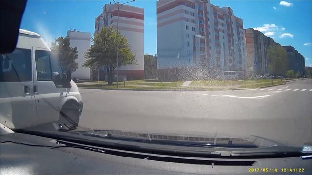 Выезд с перекрестка с круговым движением с внутреннег