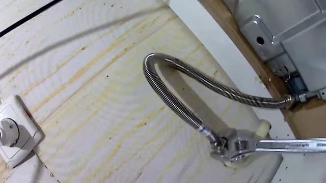 Герметизация стыков столешницы и варочной панели.