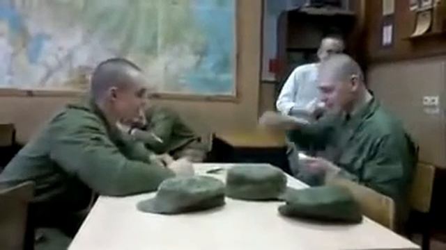 Прикол. Солдаты развлекаются