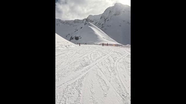 Катание на лыжах в горах. Обзор туриста