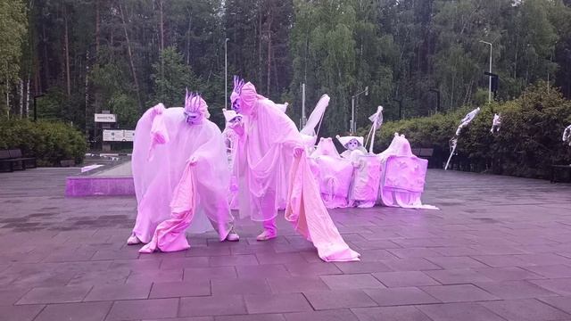 Лаборатория театр 3, уличный показ "Лабиринт снов", режиссёр Илья Лошаков, площадь резиденции Юность