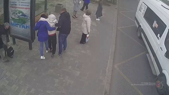 Пассажирка троллейбуса выпала на дорогу в Волгограде: