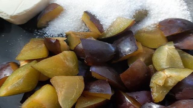 Творожный десерт с карамелизированными сливами