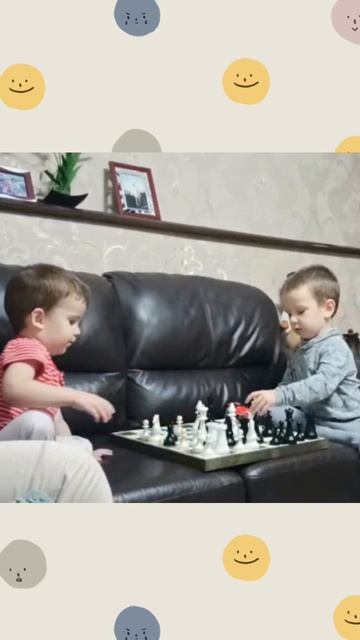 Малыши играют в шахматы