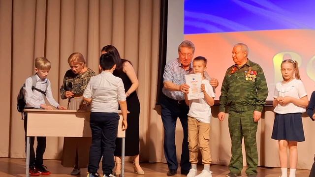Посетили Опалиховскую гимназию.Вручили учащимся грамоты и поздравили с окончанием учебного года.
