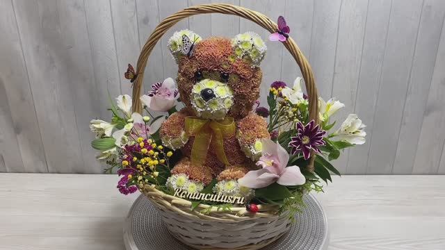 Мишка из хризантем в корзине