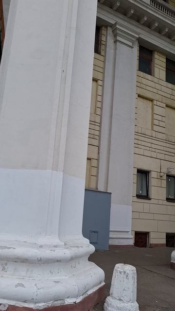Мощные колонны у Министерства Обороны😁