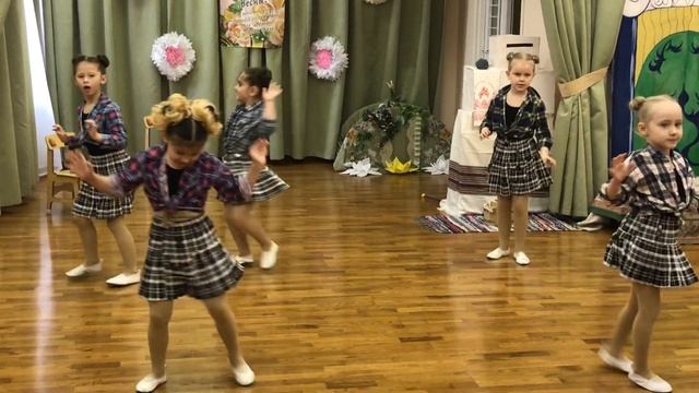 "Танец разбойников"  в исполнени девочек старшей груп