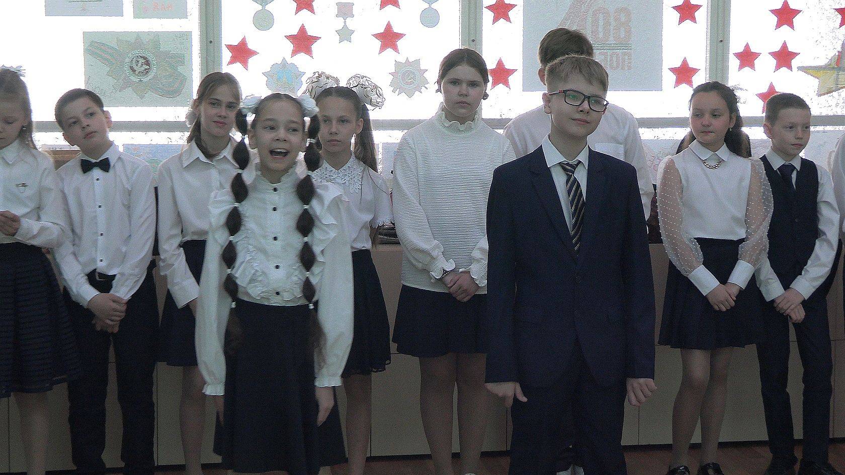 Гимназия 8 - Детство моё, прощай - Выпускники 4 а класса (классный руководитель Завадская Л.Б.)