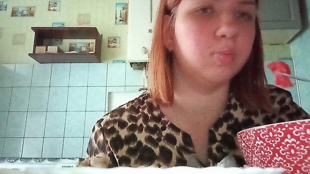 Я обедаю гречку с колбасой и салат огурец ,помидор , перец очень вкусно и полезно