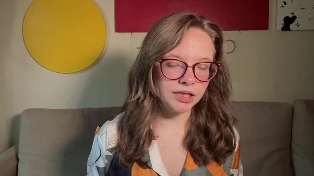 Пёсик перевозбужден от самого начала до конца прогулки