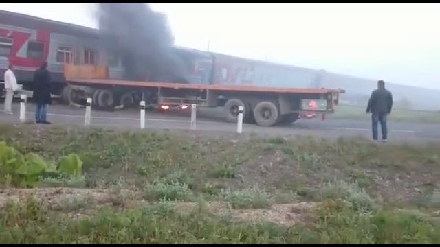 Последствия столкновения поезда и грузовика на Сахал?