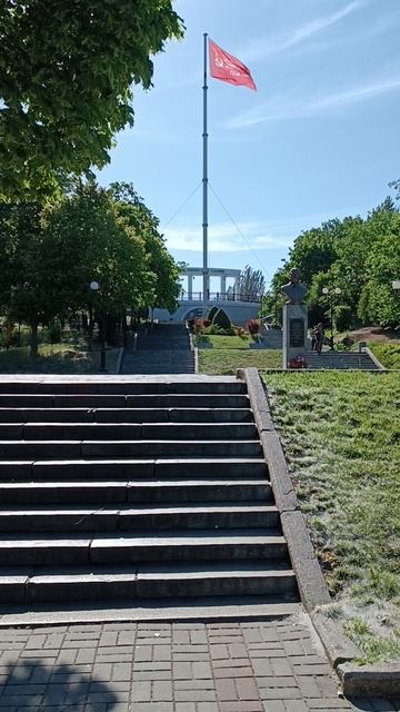 Памятник Сталину, Знамя Победы и тополиный пух в Мелитополе