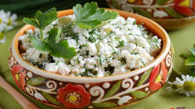 Салат из брынзы и шнитт-лука