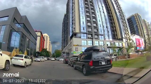 06.07.2023 Алматы Айманова Абая стоянка перед пешеходным п