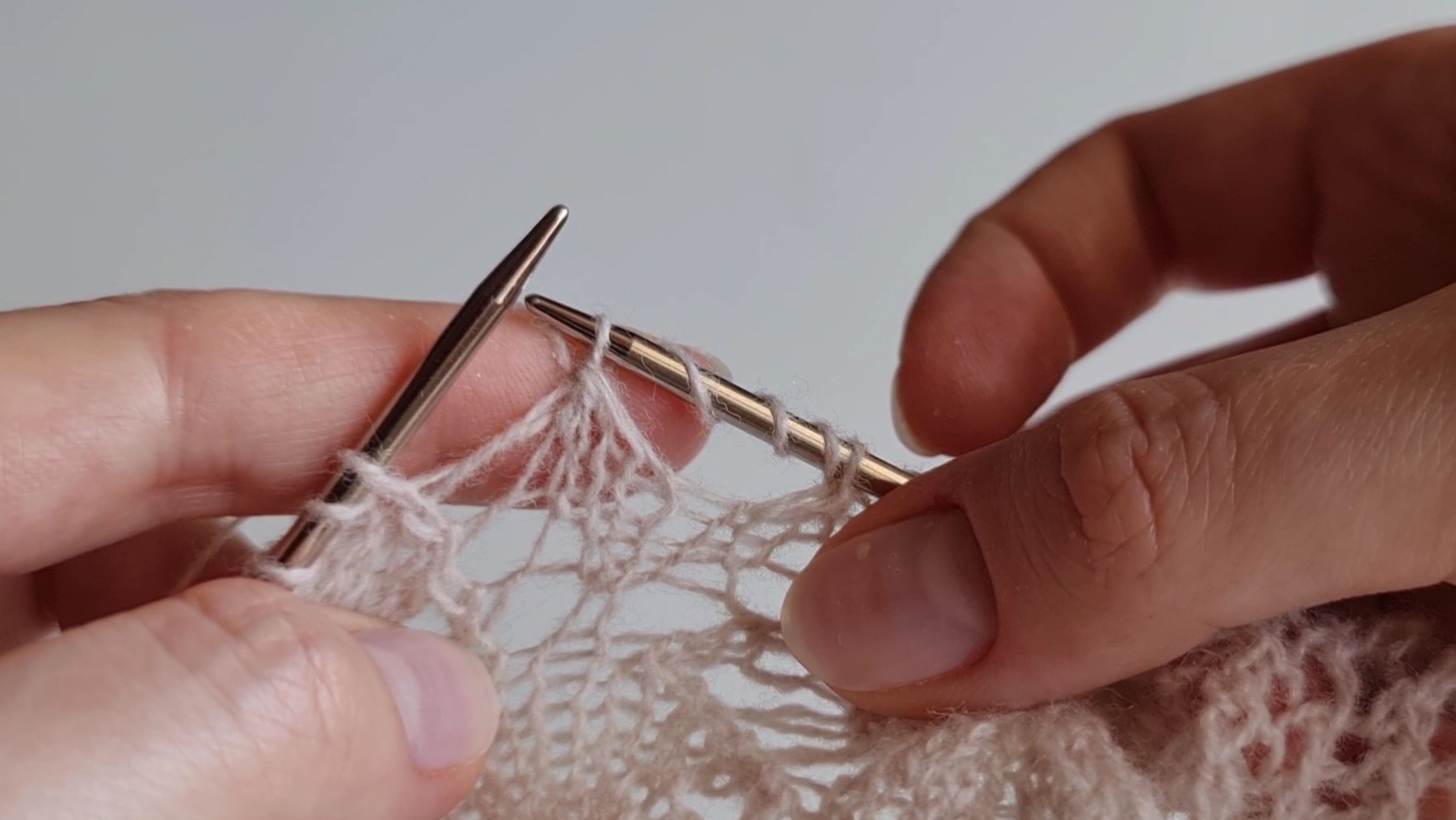 Вяжем 4 петли вместе лицевой с наклоном влево