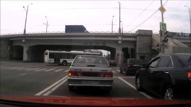 Автоавария на Дербенёвской набережной в Москве.
