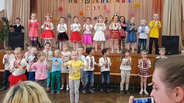 Смотрим на мальчика справа. Прикол. Школа